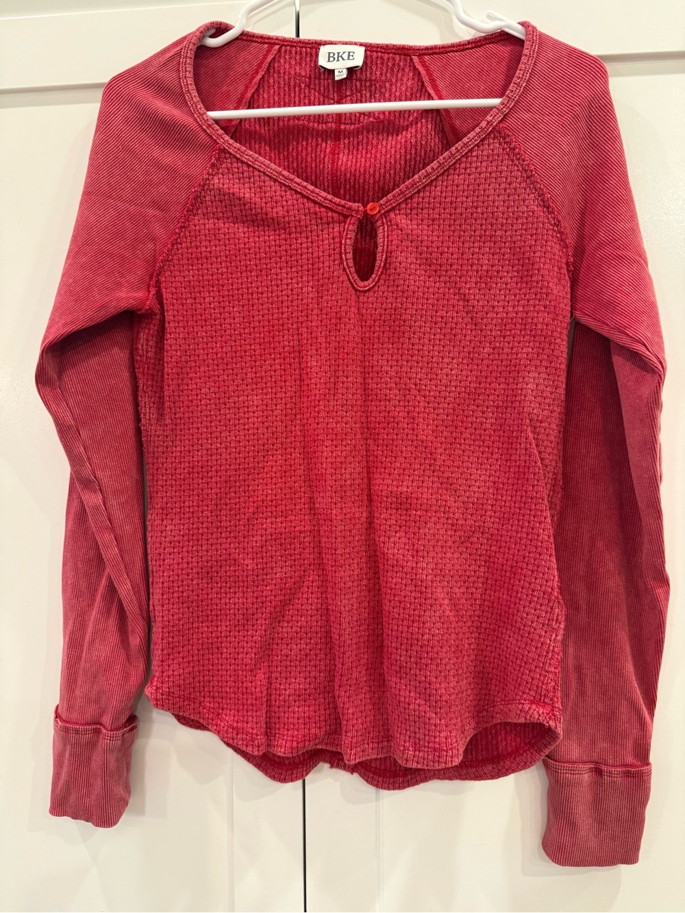 BKE Medium Waffle Knit Keyhole Long Sleeve Top Red Raw Hem Boho Casual